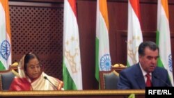Indian President Pratbha Patil (left) and her Tajik counterpart, Emomali Rahmon