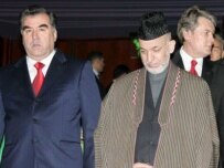 Tajik President Imomali Rakhmonov (left), Afghan President Hamid Karzai (center), and Ukrainian President Viktor Yushchenko in Ashgabat today (epa)