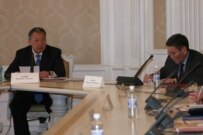 President Bakiev (left) sits next to the empty chair of parliament speaker Omurbek Tekebaev, who left moments before at today's meeting (RFE/RL)