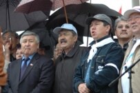 Senior Kyrgyz politicians leading a protest rally in Bishkek on April 29 (RFE/RL)