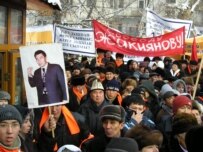 Zhaqiyanov's supporters greeting his arrival in Almaty on 15 January (RFE/RL)