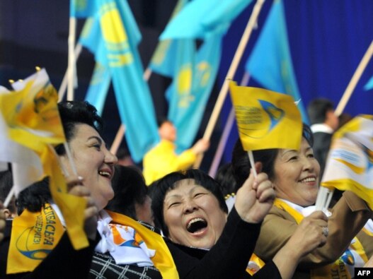 Президент Назарбаевтың жақтастары оны сайлаудағы жеңісімен құттықтап тұр. Астана, 4 сәуір 2011 жыл.