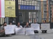 Iranian activists protesting the detention of their fellow university students (Courtesy Photo)