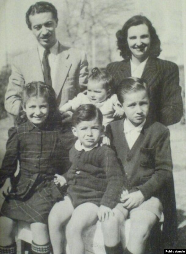 ّشاپور بختیار در کنار همسر نخستش مادلن و فرزندانشان گیو، ویوین، فرانس و پاتریک