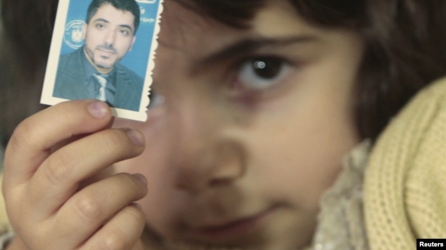 Devojčica iz Palestine sa fotografijom nestalog rođaka - iz arhive