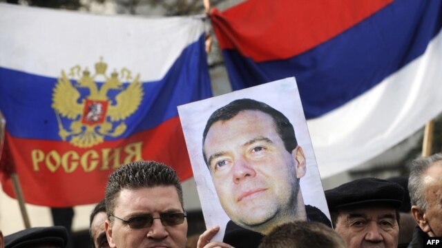 Pristalice Rusije sa posterima ruskog predsednika u Beogradu, 20. oktobar 2009.