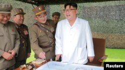 Солтүстік Корея президенті Ким Чен Ын (оң жақта) әскерилер арасында