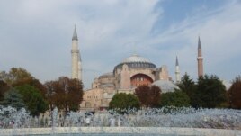Айя-София в Стамбуле - бывший византийский православный храм, позднее - мечеть, ныне - музей, который многие в Турции вновь хотят видеть мечетью