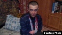 Сот полиция азаптады деп таныған Ахмет ауылының тұрғыны Николай Синявиннің үйінде түскен суреті. Қарағанды облысы, 2016 жылдың шілдесі.