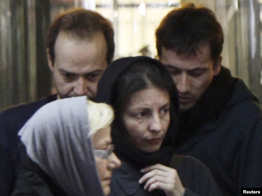 از راست به چپ: یِنس کُخ و مارکوس هِلویگ، دو مرد خبرنگار آلمانی بازداشت شده در ایران در دیدار با اعضای خانواده خود