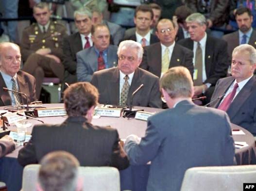 Alija Izetbegović, Franjo Tuđman i Slobodan Milošević na dejtonskim pregovorima, koji su rezultirali potpisivanjem Dejtonskog sporazuma u bazi Wright Patterson, novembar 1995.