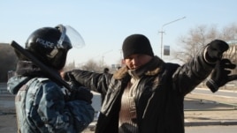 Жаңаөзен тұрғынын тексеріп жатқан арнайы жасақ. 19 желтоқсан 2011 жыл