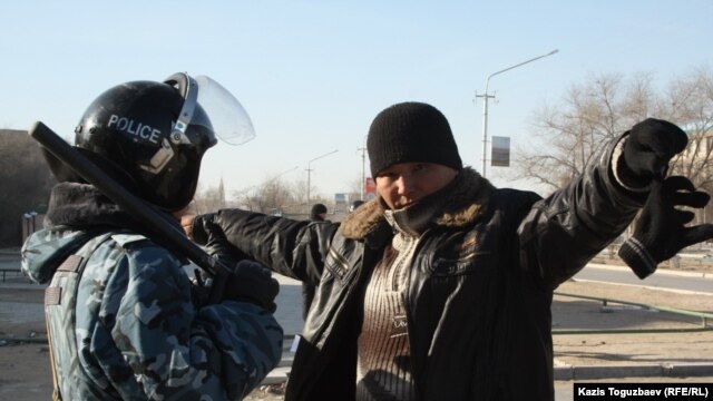 Жаңаөзен тұрғынын тексеріп жатқан арнайы жасақ. 19 желтоқсан 2011 жыл