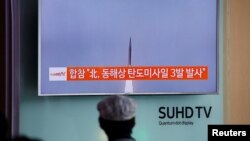 Пассажир на вокзале в Сеуле смотрит новости о запуске трех баллистических ракет в Северной Корее. 5 сентября 2016 года.