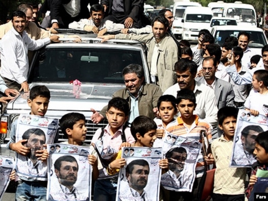محمود احمدی‌نژاد در آغاز سفر استانی به کرمان