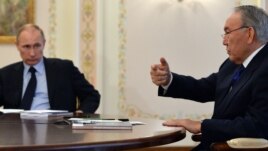 Қазақстан президенті Нұрсұлтан Назарбаев (оң жақта) пен Ресей президенті Владимир Путин сөйлесіп отыр. Мәскеу, 5 наурыз 2014 жыл.