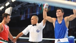 Данияр Елеусіновтің (көк формада) жеңіске жеткен сәті. Алматы, 23 қазан 2013 жыл. Сурет бокстан әлем чемпионатының баспасөз қызметінен алынды.