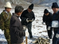 The Urkun expedition recovering bodies late last month (RFE/RL)