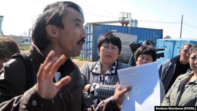Гражданский активист Болатбек Блялов (слева). Астана, сентябрь 2012 года.