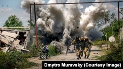 Photographer Dmytro Muravskiy has stood by this photo -- and is threatening to sue his detractors.