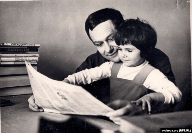 Іван Мележ з дачкой Ларысай. 1965 г. З фондаў БДАМЛМ