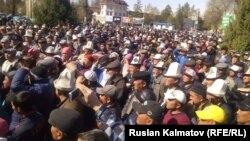 Ақсы ауданы орталығында жиналған адамдар. Жалалабад облысы, Қырғызстан, 22 наурыз 2016 жыл.
