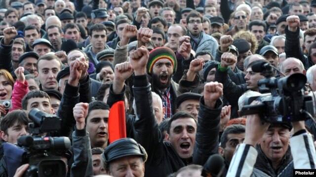 Armenia - Supporters of opposition leader Raffi Hovannisian rally in Yerevan's Liberty Square, 20Feb2013.