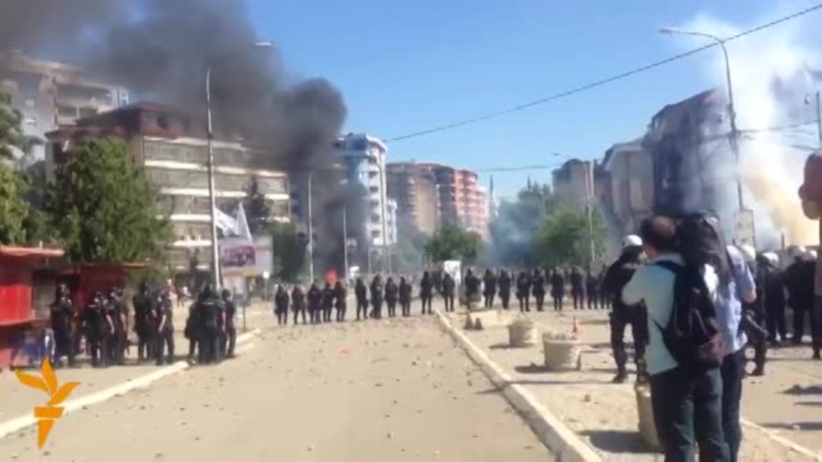 Kosovo Police Clash With Protesters At Mitrovica S Main Bridge