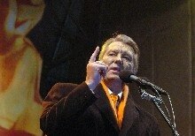 Ukraine -- Yushchenko, spkng w/orange scarf, 26-27 Dec 04, Pres Viktor