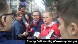 «Сенің қозғалысың» партиясы жетекшісі Барбара Новацка абортқа тыйым салуға қарсылық акциясы кезінде журналистерге сұхбат беріп тұр. Варшава, 9 сәуір 2016 жыл.