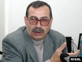 Abşeron Rayon Məhkəməsinin hökmü ilə «Xalq qəzeti»nin keçmiş baş redaktoru Mahal İsmayıloğlu iki il şərti cəza aldı