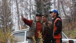 Panayot Zakharopulo sa radnicima, fotografija snimljena 13. avgusta 2012.