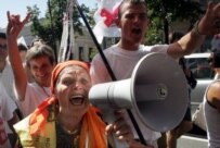 Tymoshenko supporters demonstrate in front of the parliament building in Kyiv on July 21 (epa)