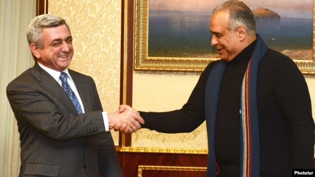 Armenia - President Serzh Sarkisian (L) meets with opposition leader Raffi Hovannisian at the presidential palace in Yerevan, 21Feb2013.