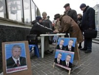 Supporters of opposition candidate Alyaksandr Milinkevich collect signatures in Belarus on 11 January (Bymedia.net)