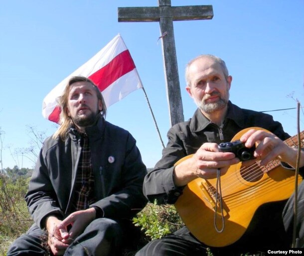 З мастаком Алесем Пушкіным на Крапівенскім полі пад Воршай. 2012 год