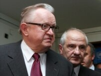 UN envoy Ahtisaari (left) with Kosovo President Fatmir Sejdiu in Pristina last month (epa)