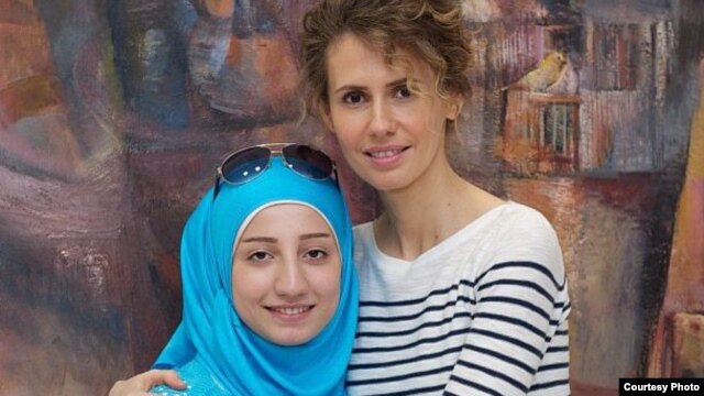 Асма Асад, жена президента Сирии Башара Асада (справа), позирует для фото со студенткой. Снимок был размещен в Instagram'e 4 сентября 2013 года.