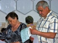 Voters studying the ballot in Chisinau on June 3 (OSCE)