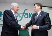Mordashov (right) shakes hands with Arcelor Chairman Josef Kinsch in Moscow on May 27 (epa)