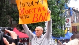Саясаттанушы Виктор Ковтуновский Евгений Жовтиске шығарылған сот үкіміне наразылық білдіріп тұр. Алматы, 9 қыркүйек 2009 жыл.