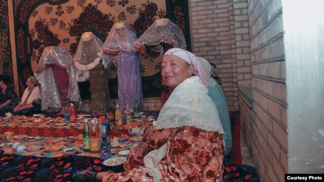 A photo from Umida Ahmedova's "Woman and Man: From Dawn till Night"