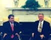 Turkmen President Niyazov (left) meeting in the White House with U.S. President Bill Clinton in August 1998 (RFE/RL)