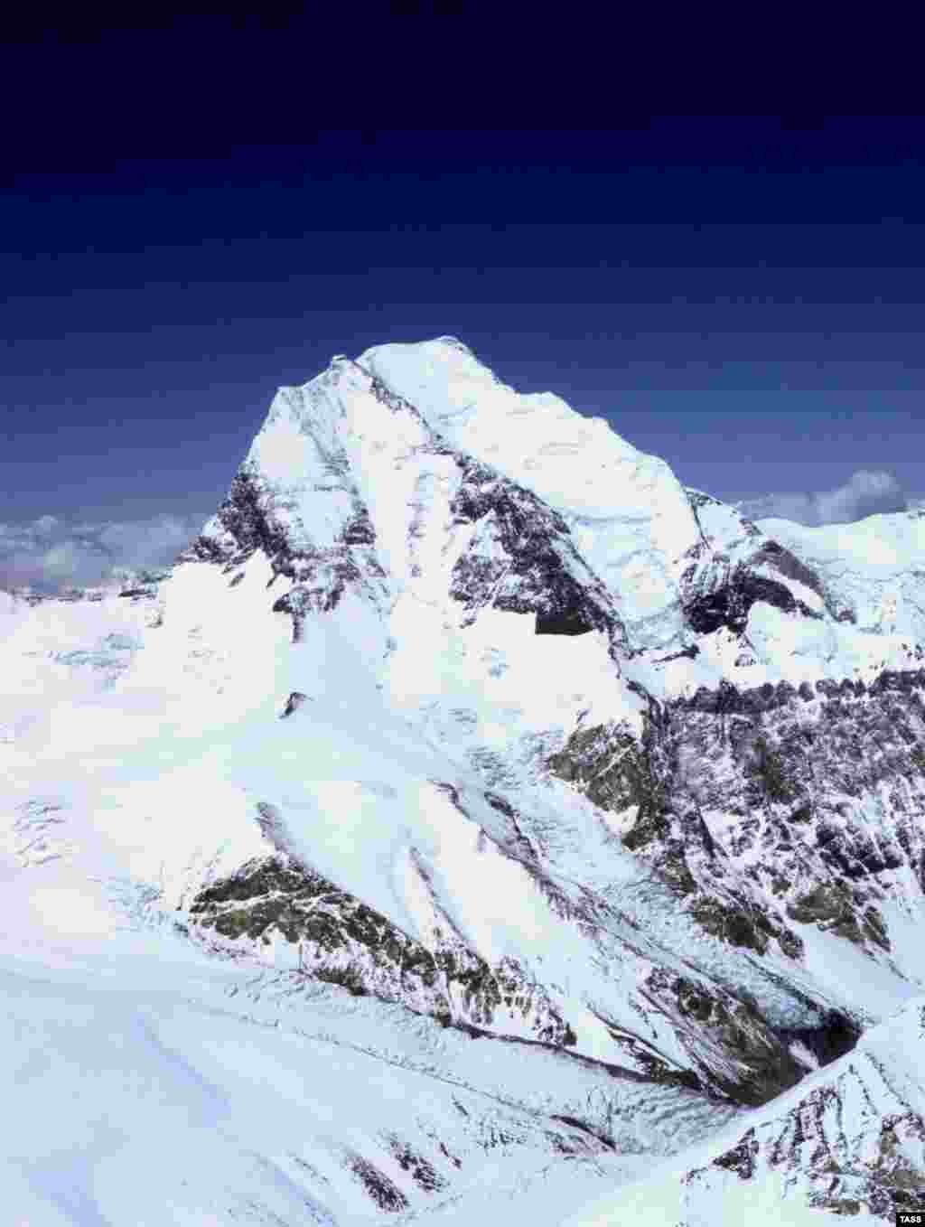 The tallest Pamir Snow Leopard is Ismail Samani Peak (formerly Communism Peak), which rises to a height of 7,495 meters. 