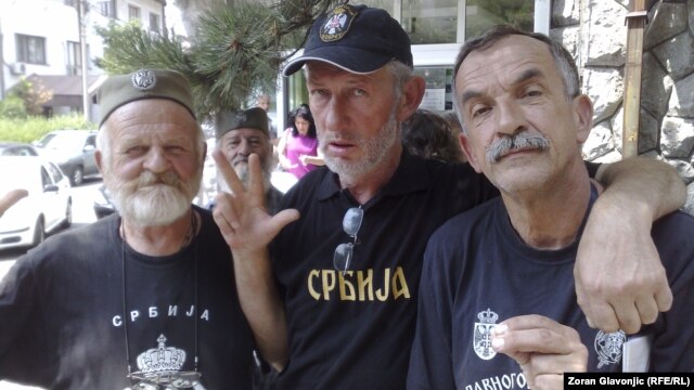 Pristalice rehabilitacije Dragoljuba Mihailovića pred sudom, 22. juni 2012.