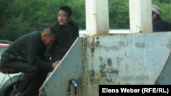 Оралманы у городского рынка в ожидании случайного заработка. Темиртау, 23 августа 2011 года.