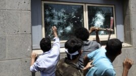 Demonstranti u Sani razbijaju stakla na ambasadi SAD
