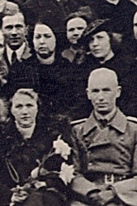 Гамбурскі рахунак Бахарэвіча, Натальля Арсеньнева (2-я зьлева ў верхнім шэрагу) і Францішак Кушаль (2-гі зьлева ў ніжнім шэрагу) на 25-х угодках існаваньня Віленскай Беларускай Гімназіі. 1944 г. БДАМЛМ