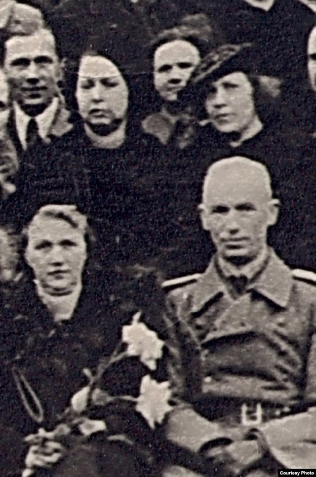 Гамбурскі рахунак Бахарэвіча, Натальля Арсеньнева (2-я зьлева ў верхнім шэрагу) і Францішак Кушаль (2-гі зьлева ў ніжнім шэрагу) на 25-х угодках існаваньня Віленскай Беларускай Гімназіі. 1944 г. БДАМЛМ