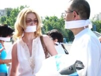 Opponents of the legislation fear it could silence foreign media (RFE/RL)